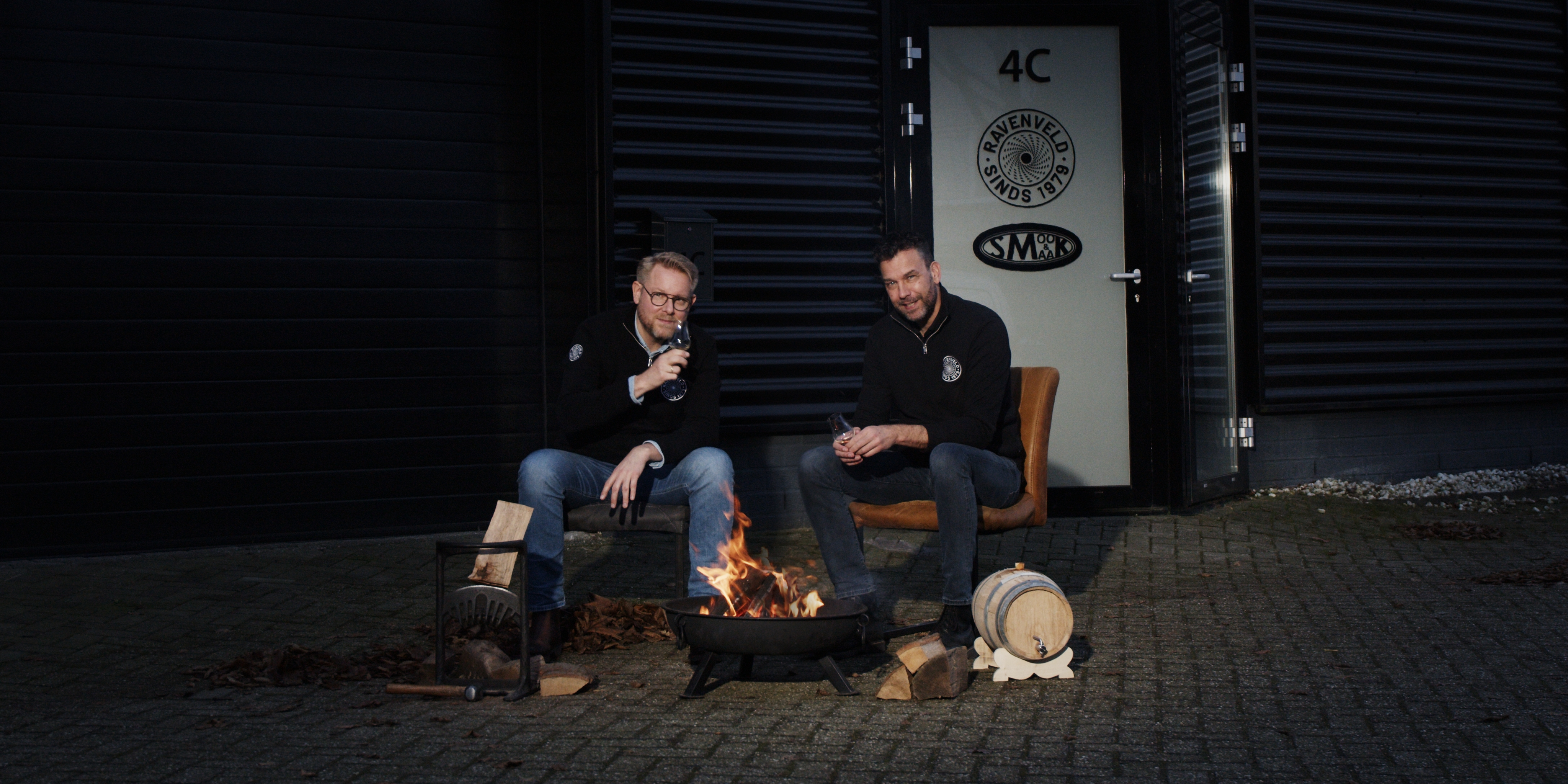 Dirk-jan en Michiel met klinkende glazen in het bos